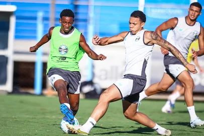 RS - FUTEBOL/ TREINO GREMIO 2026 - ESPORTES - Jogadores do Gremio realizam treino tÃ©cnico durante a tarde deste domingo, no CT Luiz Carvalho, na preparaÃ§Ã£o para a partida valida pela Copa do Brasil 2026. Na foto, Gabriel Mec e Viery. FOTO: LUCAS UEBEL/GREMIO FBPA<!-- NICAID(16269899) -->