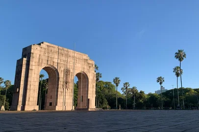 Ronaldo Bernardi / Agencia RBS ***EM BAIXA***PORTO ALEGRE, RS, BRASIL, 10-11-2025: Clima. Manhã ensolarada em Porto Alegre. Foto: Ronaldo Bernardi/Agência RBS<!-- NICAID(16164107) -->