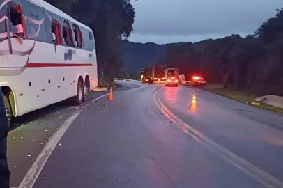 Uma colisão lateral envolvendo um ônibus e um caminhão na BR-116, em Vacaria, deixou ferido o motorista do ônibus, de 37 anos. O acidente foi registrado por volta de 4h15min desta quinta-feira (5), no Km 2,8 da rodovia, próximo à divisa com Santa Catarina.<!-- NICAID(15858660) -->