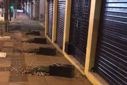 Esta ocorrencia foi registrada no início da madrugada de segunda-feira, na rua a rques do herval, na altura da praça dante alighieri. o homem de 38 anos foi identificado e detido por agentes da guarda municipal após denuncia. No local uma lixeira da codeca foi danificada. imagens de segurança de um estabelecimento comercial também flagraram o indiciduo qubrando com chutes e socos a porta de um edificio residencial, além de derrubar vasos com folhagens que decoravam a fachada de uma loja.<!-- NICAID(15226048) -->