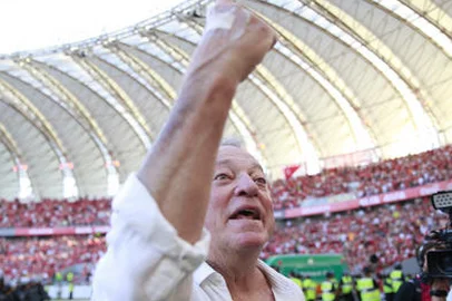 PORTO ALEGRE, RS, BRASIL, 07-12-2025: Internacional vs RB Bragantino, no Beira-Rio, pelo Brasileirão Série A 2025. Técnico Abel Braga celebra com a torcida após salvar o Colorado do descenso. Foto: Jeff Botega/Agência RBS<!-- NICAID(16182212) -->