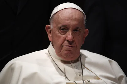 (FILES) Pope Francis holds a meeting with authorities, civil society, and the diplomatic corps at the Belem district's cultural centre in Lisbon, during his five-day visit to attend the World Youth Day (WYD) gathering of young Catholics, on August 2, 2023. Pope Francis, who is in hospital with pneumonia in both lungs, is still in a critical condition but is stable, the Vatican said on February 25, 2025."The Holy Father's clinical condition remains critical but stable. The prognosis remains reserved", it said in a statement. (Photo by MIGUEL RIOPA / AFP)Editoria: RELLocal: LisbonIndexador: MIGUEL RIOPASecao: popeFonte: AFPFotógrafo: STR<!-- NICAID(15983898) -->