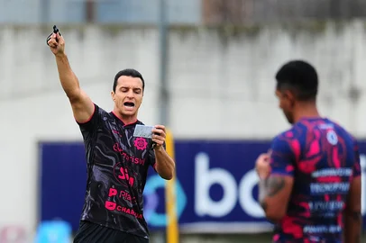 CAXIAS DO SUL, RS, BRASIL, 24/04/2025. Primeiro treino do novo técnico do Caxias, Júnior Rocha,  no CT Baixada Rubra Vanderlei Bersaghi. A SER Caxias está disputando a série C do Campeonato Brasileiro 2025. (Porthus Junior/Agência RBS)Indexador: BTK                             <!-- NICAID(16023735) -->