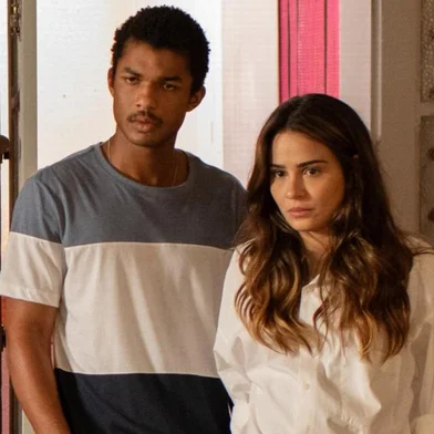 João Pedro (Juan Paiva) e Sandra (Giullia Buscacio), renascer<!-- NICAID(15813075) -->