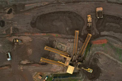 View of search stations located where the mine's railway freight terminal used to be before the Vale dam collapse, in Brumadinho, state of Minas Gerais, Brazil on January 19, 2024. Next January 25 marks five years of the rupture of the B1 Dam at the Corrego do Feijao Mine, owned by the mining company Vale. Almost 75% of the 9.7 million cubic meters of ore waste have already been inspected by the Military Firefighters of Minas Gerais in search of bodies, body segments or objects that can help locate and identify the last 3 missing victims, out of a total of 270. (Photo by Douglas Magno / AFP)Editoria: DISLocal: BrumadinhoIndexador: DOUGLAS MAGNOSecao: industrial accidentFonte: AFPFotógrafo: STR<!-- NICAID(15658684) -->