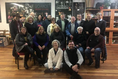 Miseri Coloni prepara novo espetáculoAtividade marca o sesquicentenário da imigração italiana no RS, em 2025Ao mesmo tempo em que comemora 40 anos de atividades fazendo teatro em Talian, o Grupo Miseri Coloni anuncia a preparação do novo espetáculo, que leva o nome de “Miseri Coloni dá Voz ao Silêncio”. Recentemente, cerca de 15 integrantes, entre atores e cantores, se reuniram com o dramaturgo Jorge Rein e o diretor Camilo de Lélis para conhecer o texto preliminar.<!-- NICAID(15262592) -->