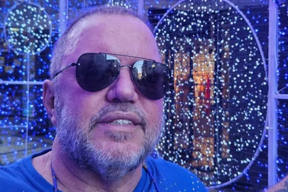Nascido em Belo Horizonte, em 14 de março de 1962, Toninho Geraes é um dos grandes nomes do samba brasileiro. Radicado no Rio de Janeiro desde 1979, o compositor construiu uma carreira sólida, marcada por parcerias com artistas como Martinho da Vila, Zeca Pagodinho, Beth Carvalho e Diogo Nogueira.<!-- NICAID(15936587) -->
