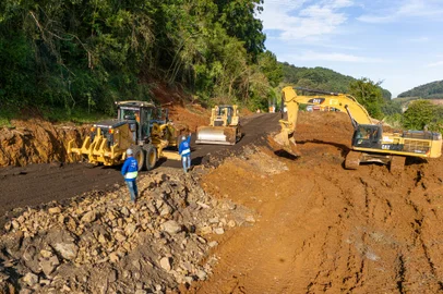 CCR ViaSul reconstrói trechos da BR-386 que foram atingidos pela enchente. Foto: Fabiano Panizzi / CCR ViaSul / DivulgaçãoLocal: Pouso NovoIndexador: Fabiano Lucietto PanizziFotógrafo: FotÃ³grafo e ProprietÃ¡rio<!-- NICAID(15787010) -->