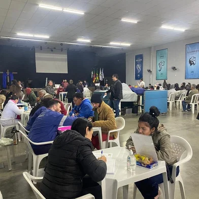 Feirão de empregos reúne centenas de pessoas no bairro Sarandi, em Porto Alegre.