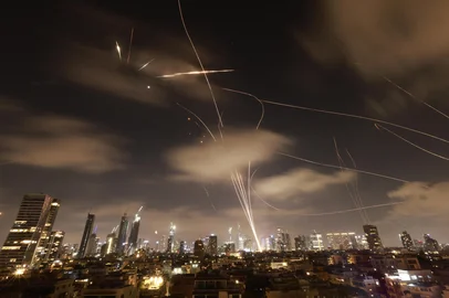 Israeli air defence systems are activated to intercept Iranian missiles over the Israeli city of Tel Aviv early on June 18, 2025. Israel and Iran exchanged fire again on June 17, the fifth day of strikes in their most intense confrontation in history, fuelling fears of a drawn-out conflict that could engulf the Middle East. (Photo by Menahem Kahana / AFP)Editoria: WARLocal: Tel AvivIndexador: MENAHEM KAHANASecao: conflict (general)Fonte: AFPFotógrafo: STF<!-- NICAID(16062190) -->