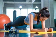 Mulher fazendo prancha abdominal<!-- NICAID(16202854) -->