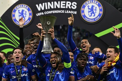 Chelsea's English defender #24 Reece James lifts the trophy as he celebrates with teammates after the UEFA Conference League final football match between Real Betis and Chelsea FC in Wroclaw on May 28, 2025. (Photo by John MACDOUGALL / AFP)<!-- NICAID(16047587) -->