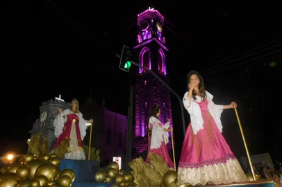 Durante o segundo final de semana da 15ª Festa Nacional da Vindima (Fenavindima) de Flores da Cunha, mais de 35 mil visitantes passaram pelo Parque da Vindima Eloy Kunz, que também prestigiaram o Desfile Cênico Noturno realizado no sábado (2).  A programação teve inicio na sexta-feira (1º) e seguiu até domingo (3). <!-- NICAID(15695924) -->