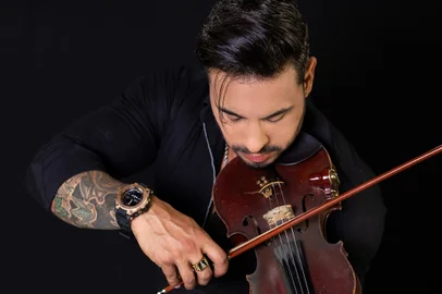 estrelas da periferia , douglas mendes , violinista. <!-- NICAID(14730142) -->