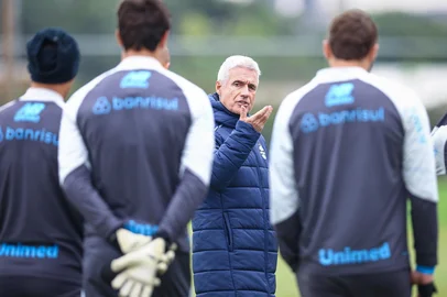 Luís Castro conversa com jogadores do Gremio durante treino técnico no CT Luiz Carvalho, na preparação para partida valida pelo Copa Sul Americana 2026.<!-- NICAID(16288545) -->