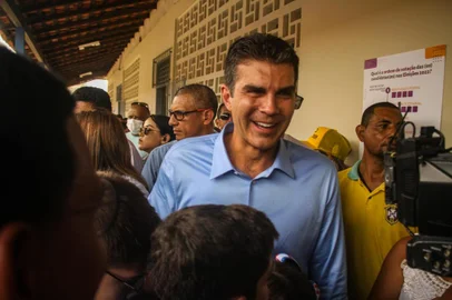 HELDER BARBALHO VOTANDO ELEIÇÕES 2022PA - HELDER-BARBALHO-VOTANDO-ELEIÇÕES-2022 - GERAL - Helder Barbalho (MDB) durante votação em zona eleitoral na cidade de Belém (PA), neste domingo (2). 02/10/2022 - Foto: MARX VASCONCELOS/FUTURA PRESS/FUTURA PRESS/ESTADÃO CONTEÚDOEditoria: GERALIndexador: MARX VASCONCELOSFotógrafo: FUTURA PRESS<!-- NICAID(15224411) -->