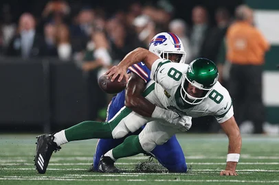 Buffalo Bills v New York JetsEAST RUTHERFORD, NEW JERSEY - SEPTEMBER 11: Quarterback Aaron Rodgers #8 of the New York Jets sacked by defensive end Leonard Floyd #56 of the Buffalo Bills during the first quarter of the NFL game at MetLife Stadium on September 11, 2023 in East Rutherford, New Jersey.   Elsa/Getty Images/AFP (Photo by ELSA / GETTY IMAGES NORTH AMERICA / Getty Images via AFP)Editoria: SPOLocal: East RutherfordIndexador: ELSASecao: American footballFonte: GETTY IMAGES NORTH AMERICAFotógrafo: CONTRIBUTOR<!-- NICAID(15537978) -->