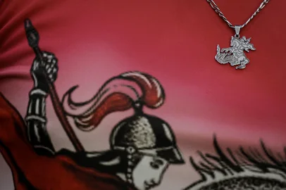 Porto Alegre, RS, Brasil, 23-04-2025: Fieis se reúnem para homenagear o Santo Guerreiro na 72ª Festa de São Jorge, na Paróquia São Jorge, no bairro Partenon. Um dos santos mais populares da igreja católica, São Jorge é celebrado também por religiões afro-brasileiras, como a Umbanda, onde é sincretizado na forma de Ogum. Foto: Mateus Bruxel / Agência RBSIndexador: MATEUS BRUXEL<!-- NICAID(16022512) -->