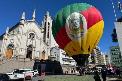 Tudo o que você precisa saber sobre o Festival de Balonismo e Manobras Radicais em Caxias. Na foto, uma prévia do evento, que ocorreu na Praça Dante Alighieri, na quarta-feira (30).<!-- NICAID(16090662) -->