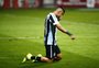 Após decidir o Gre-Nal, Ricardinho atravessa gramado do Beira-Rio de joelhos