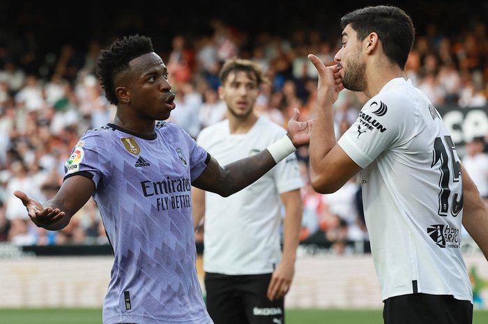 Vini Jr não joga hoje, mas receberá homenagem do Real Madrid.