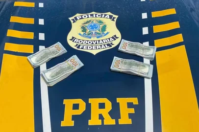 Pai e filho são abordados levando 37,5 mil dólares nas cuecas e nos bolsos em rodovia no RS, diz PRF<!-- NICAID(15892815) -->