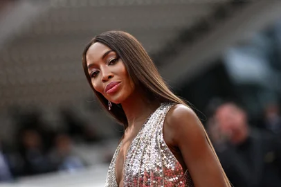 British model Naomi Campbell arrives for the opening ceremony and the screening of the film "Jeanne du Barry" during the 76th edition of the Cannes Film Festival in Cannes, southern , on May 16, 2023. (Photo by LOIC VENANCE / AFP)Editoria: ACELocal: CannesIndexador: LOIC VENANCESecao: cinemaFonte: AFPFotógrafo: STF<!-- NICAID(15429927) -->