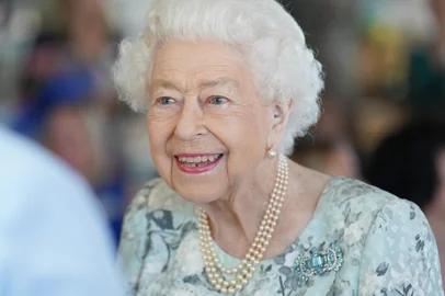 Britain's Queen Elizabeth II smiles during a visit to officially open the new building of Thames Hospice in Maidenhead, Berkshire, on July 15, 2022. (Photo by Kirsty O'Connor / POOL / AFP)Editoria: HUMLocal: MaidenheadIndexador: KIRSTY O'CONNORSecao: imperial and royal mattersFonte: POOLFotógrafo: STR<!-- NICAID(15200586) -->