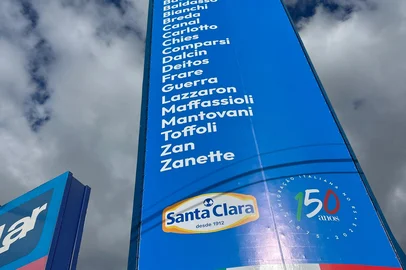 Banner em homenagem aos fundadores da Cooperativa Santa Clara é instalado na entrada de Carlos Barbosa. <!-- NICAID(16043397) -->
