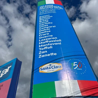 Banner em homenagem aos fundadores da Cooperativa Santa Clara é instalado na entrada de Carlos Barbosa. <!-- NICAID(16043397) -->