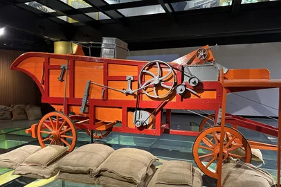 Trilhadeira SLC 100, lançada em 1947 pela SLC, em Horizontina. Exposição do Memorial da Evolução Agrícola.<!-- NICAID(16358509) -->