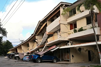 Esta imagem mostra um prédio desabado e carros danificados após um terremoto de magnitude 7,6 atingir o país, em Penonomé, Panamá, em 9 de outubro de 2026.Segundo o Serviço Geológico dos Estados Unidos (USGS), um terremoto de magnitude 7,6 abalou o Panamá, provocando pânico na capital, embora não tenham sido relatadas vítimas ou danos até o momento.<!-- NICAID(16384721) -->