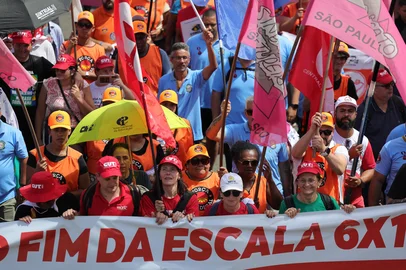 Centrais sindicais e movimentos sociais realizam a 3ª Marcha da Classe Trabalhadora na Esplanada dos Ministérios.<!-- NICAID(16266614) -->