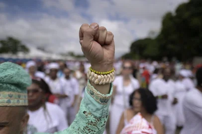 A supporter of President-elect Luiz Inacio Lula da Silva, follower of the Afro-Brazilian religion Umbanda, raises his fist upon arrival at the Esplanada dos Ministerios to attend his inauguration ceremony in Brasilia on January 1, 2023. - Lula da Silva, a 77-year-old leftist who already served as president of Brazil from 2003 to 2010, takes office for the third time with a grand inauguration in Brasilia. (Photo by DOUGLAS MAGNO / AFP)Editoria: POLLocal: BrasíliaIndexador: DOUGLAS MAGNOSecao: governmentFonte: AFPFotógrafo: STR<!-- NICAID(15309177) -->