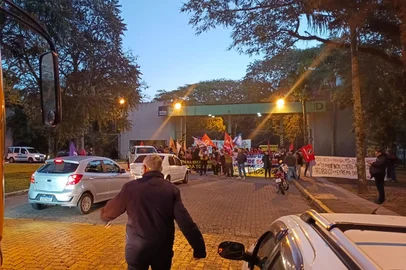 Leandro Rodrigues / Agencia RBS Servidores, estudantes da UFRGS e trabalhadores dos Correios realizam protesto na manhã desta quarta-feira com bloqueio total nos acessos ao Campus do Vale, no bairro Agronomia. Nenhum veículo ou ônibus consegue entrar na universidade.<!-- NICAID(16288939) -->