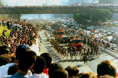 Ayrton SennaBrasil, São Paulo, SP, 04/05/1994. Cortejo de Ayrton Senna é acompanhado por uma legião fãs, na Avenida 23 de Maio. Pasta: 28.602 - Crédito:MILTON MICHIDA/ESTADÃO CONTEÚDO/AE/Codigo imagem:1915Local: SÃO PAULOIndexador: MILTON MICHIDAFonte: AGE-ESTADÃO CONTEÚDO<!-- NICAID(15750142) -->