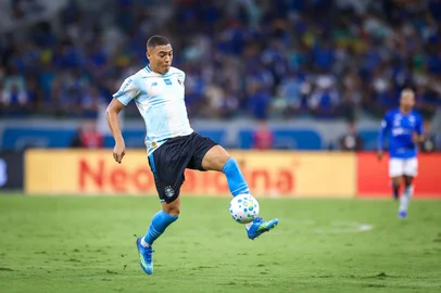 Na foto: Carlos ViníciusRS - FUTEBOL/CAMPEONATO BRASILEIRO 2026/GREMIO X CRUZEIRO  - ESPORTES - Lance da partida entre Gremio e Cruzeiro disputada na noite deste sabado, no Estadio do Mineira, em Belo Horizonte, valida pela Campeonato Brasileiro 2026. FOTO: LUCAS UEBEL/GREMIO FBPA<!-- NICAID(16268705) -->
