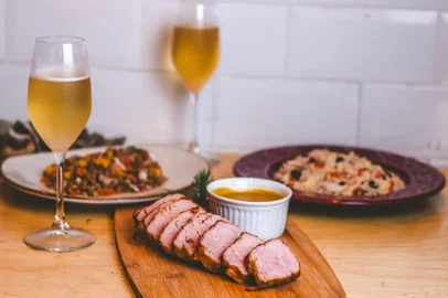 lombinho com mostarda, cuscuz marroquino, salada de lentilha, surpresa de amora, reveillon, ano novo, destemperados<!-- NICAID(15635204) -->