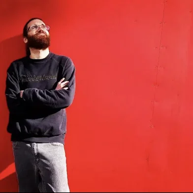 Pedro Nora é cineasta formado em Produção Audiovisual - Cinema e Vídeo pela PUCRS, Pedro tem em seu currículo a direção de produções audiovisuais que variam em ficções, documentários, institucionais, vídeos de moda e Web Série. Possuí mais de dez roteiros escritos e produzidos. Dentre seus roteiros, o curta "Subtexto" que concorreu ao Festival de Cinema de Gramado. O filme "Mesa de Bar" escrito e dirigido por ele é um de seus trabalhos de mais destaque.O curta ganhou o prêmio do júri no Perro Loco _ Festival Universitário Latino Americano e concorreu na Mostra Gaúcha do Festival de Gramado.Também é Cofundador do Coletivo Enredo, grupo artístico de Caxias do Sul, com vertente em produção Teatral e Audiovisual.<!-- NICAID(15421080) -->