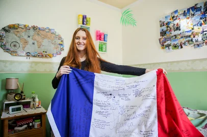 Almanaque sobre pessoas que buscam línguas além do inglês. Na foto, Luiza Danelus (Neimar De Cesero/Agência RBS)Indexador: Neimar De Cesero<!-- NICAID(15794452) -->