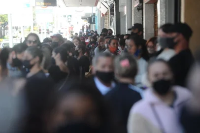 CAXIAS DO SUL, RS, BRASIL (15/02/2022)Muita fila para atendimento na central de matrículas. (Antonio Valiente/Agência RBS)<!-- NICAID(15016750) -->