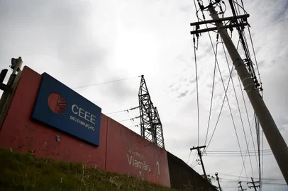 Jefferson Botega / Agencia RBS VIAMÃO, RS, BRASIL - Um curto-circuito em uma subestação de energia da CEEE Equatorial em Viamão chamou atenção dos moradores da Região Metropolitana neste domingo. Nesta segunda (foto) técnicos já trabalhavam nos reparos. Quem também esteve lá foi a Perícia Criminal do RS (foto). (Foto: Jefferson Botega/Agencia RBS)Indexador: Jeff Botega<!-- NICAID(15028952) -->