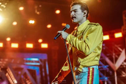 Os fãs da banda Queen poderão ter a chance de cantar os hits do grupo e apreciar um grande espetáculo nesta sexta-feira (9) com o 'Queen Celebration in Concert' no UCS Teatro, em Caxias do Sul. Os ingressos ainda estão disponíveis e variam de R$ 80 (+taxas) a R$ 1 mil (+taxas). O show faz parte da turnê de lançamento do DVD Greatest Hits Tour In Concert, gravado em São Paulo.<!-- NICAID(16030724) -->