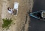 Mulheres no comando do barco: como é a rotina das pescadoras de camarão na Lagoa dos Patos