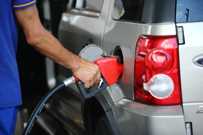 CAXIAS DO SUL, RS, BRASIL, 27/01/2026. Petrobras anuncia redução de R$ 0,14 no preço do litro da gasolina para as distribuidoras. Ronda em Caxias do Sul pesquisa como está o valor da gasolina comum. Na foto, posto Ipiranga localizado na BR-116 esquina com rua Rodrigues Alves, bairro Nossa Senhora de Loudes. (Porthus Junior/Agência RBS)<!-- NICAID(16212648) -->