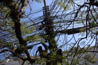 Porto Alegre, RS, Brasil - 10/08/2023 - Emaranhdos: Em diversas vias de Porto Alegre é possível encontrar pontos com excesso de fios em postes; em alguns casos, inclusive, a fiação fica pendente ou caída sobre as ruas. Na foto: Bastian com Praia de Belas (Foto: Anselmo Cunha/Agência RBS)Indexador: Camila Hermes<!-- NICAID(15506837) -->