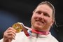 Gold medallist USA's Ryan Crouser poses on the podium after    the men's shot put event during the Tokyo 2020 Olympic Games at the Olympic stadium in Tokyo on August 5, 2021. (Photo by Ina FASSBENDER / AFP)Editoria: SPOLocal: TokyoIndexador: INA FASSBENDERSecao: athletics, track and fieldFonte: AFPFotógrafo: STR<!-- NICAID(14854600) -->