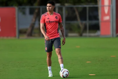 O zagueiro Nico Hernández participa de treino do Inter no CT Parque Gigante.<!-- NICAID(15372434) -->