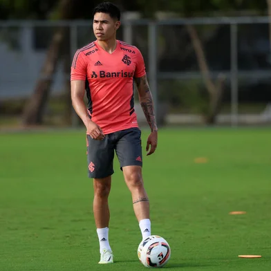 O zagueiro Nico Hernández participa de treino do Inter no CT Parque Gigante.<!-- NICAID(15372434) -->