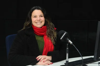 CAXIAS DO SUL, RS, BRASIL, 23/09/2022. Tatiéli Bueno é cantora e convidada do podcast Tua Voz Serra, da Rádio Gaúcha Serra. (Bruno Todeschini/Agência RBS)<!-- NICAID(15215411) -->